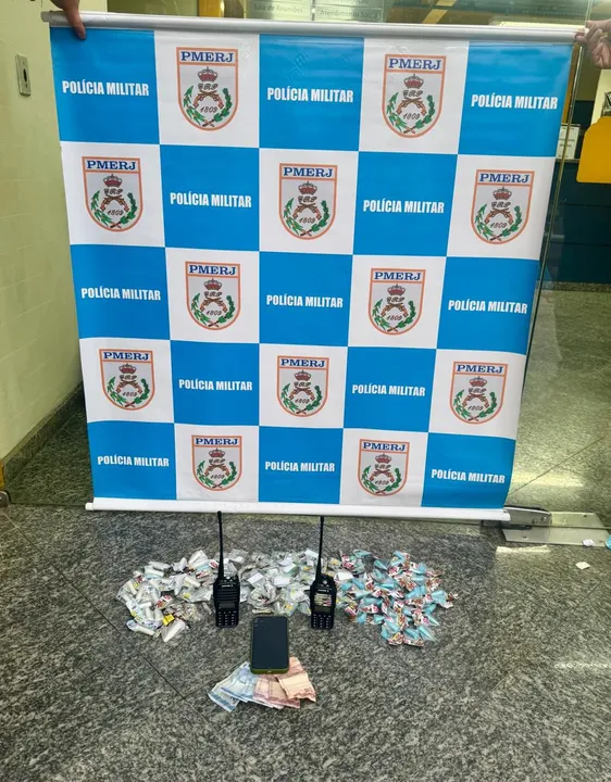 foram autuados em flagrante por tráfico de drogas e permanecem presos