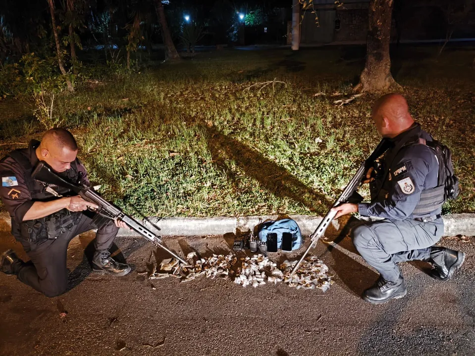 Diante dos fatos, os policias se encaminharam à 81ª DP (Itaipu) para registro e autuação em flagrante delito