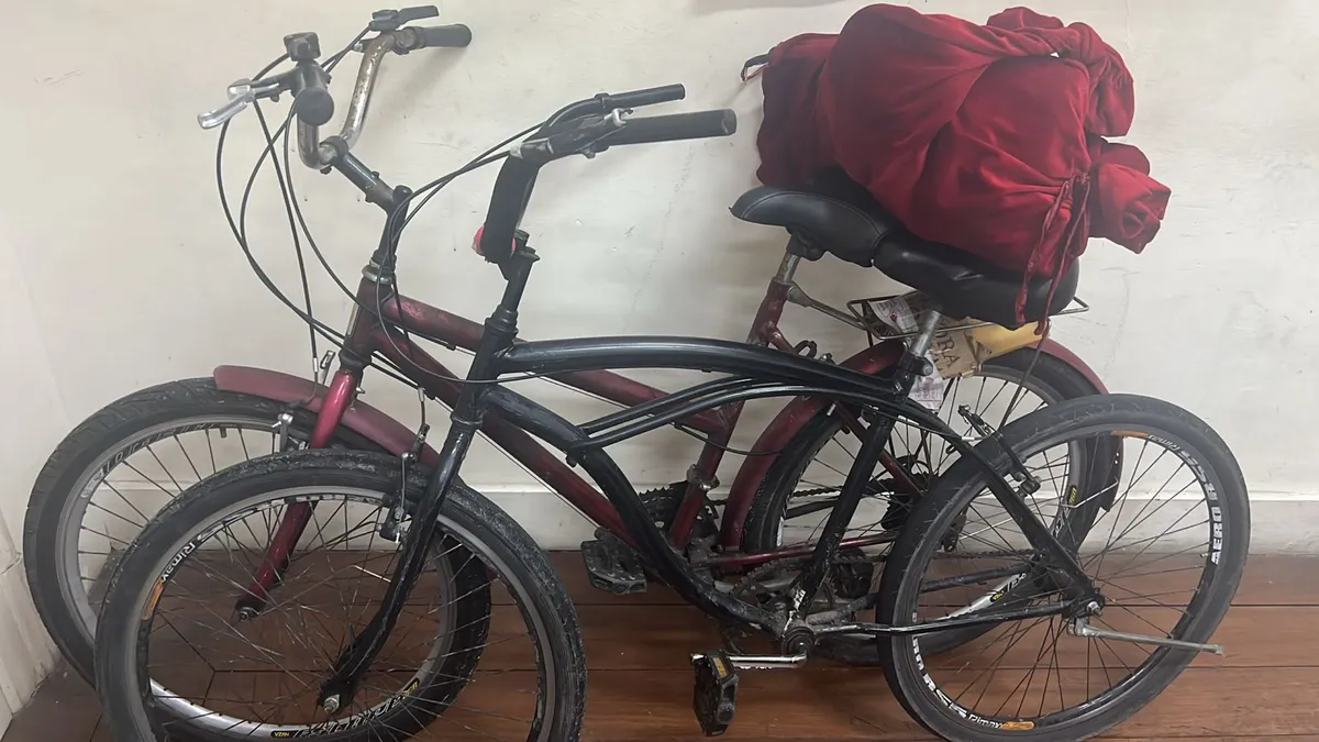 O casal tentou evadir-se em direções opostas, abandonando as bicicletas e os materiais furtados