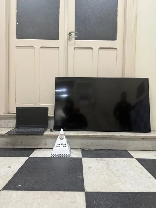 No local, foram levados uma televisão e um notebook