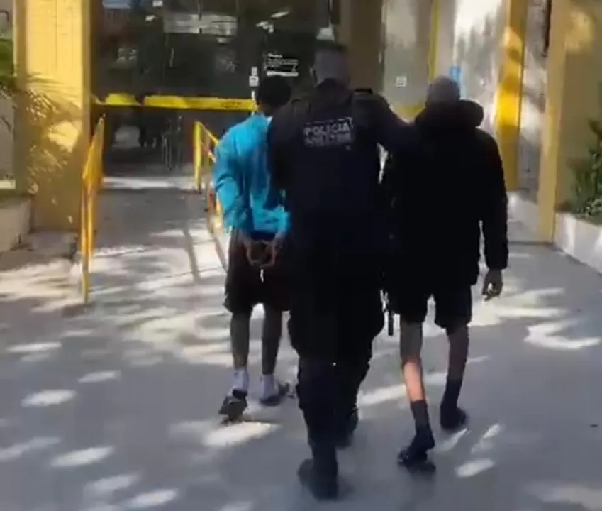 Um dos suspeitos possuía passagem por tráfico de drogas e tinha um mandado de prisão em aberto por evasão do sistema prisional