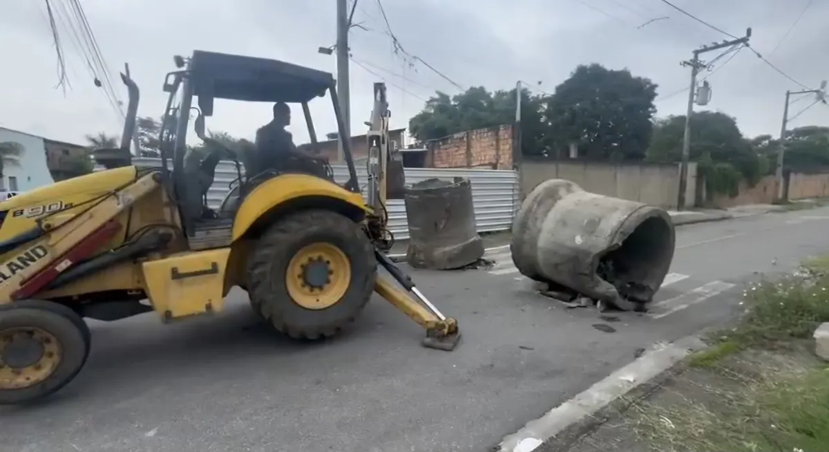 O trabalho envolveu o uso de equipamentos como caminhões e retroescavadeiras para garantir a limpeza completa dos locais