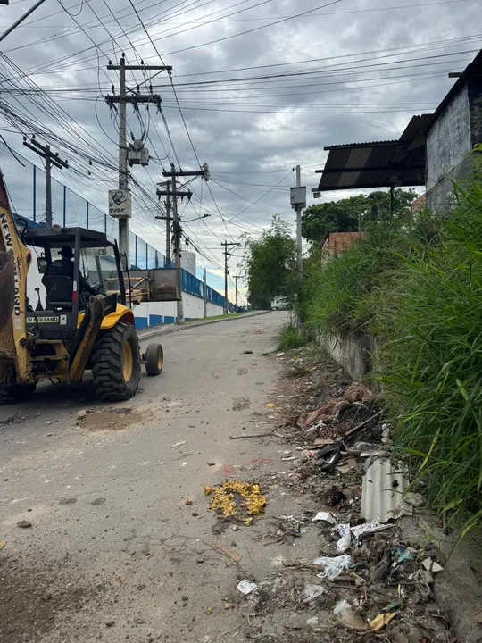 A operação contou com um caminhão, um trator e até o veículo blindado conhecido porpularmente como 'Caveirão'