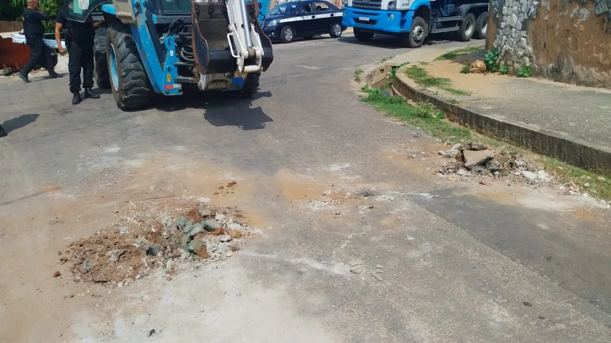 Entre os materiais recolhidos estavam barras de ferro, blocos de concreto e entulho