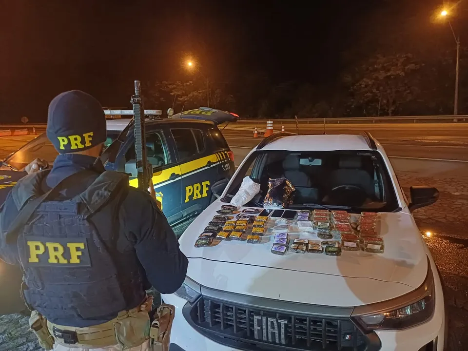 A ação ocorreu por volta das 4h, quando os agentes da PRF interceptaram um veículo suspeito que trafegava no sentido Campos dos Goytacazes