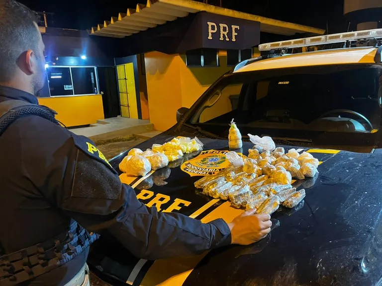 A passageira confessou aos policiais que sabia do conteúdo ilícito da bagagem e afirmou que havia sido remunerada para transportar o material