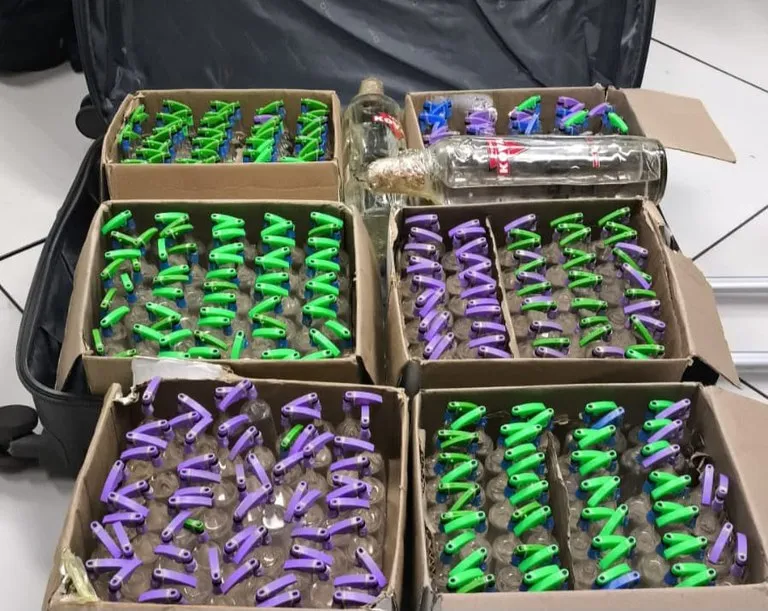 Foram encontrados 370 frascos cheios de lança-perfume e duas garrafas contendo dois litros da mesma substância