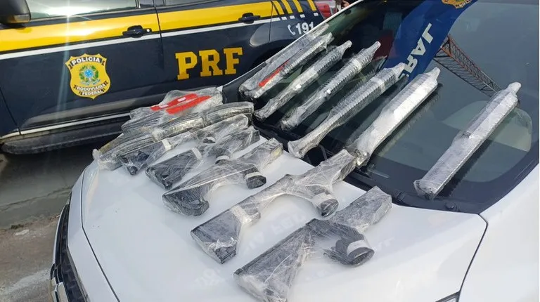 PRF encontrou os fuzis em compartimento dentro do carro