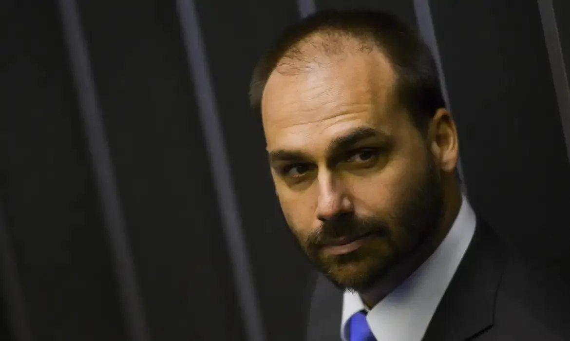 A ação elenca uma série de crimes cometidos pelo parlamentar contra o Brasil