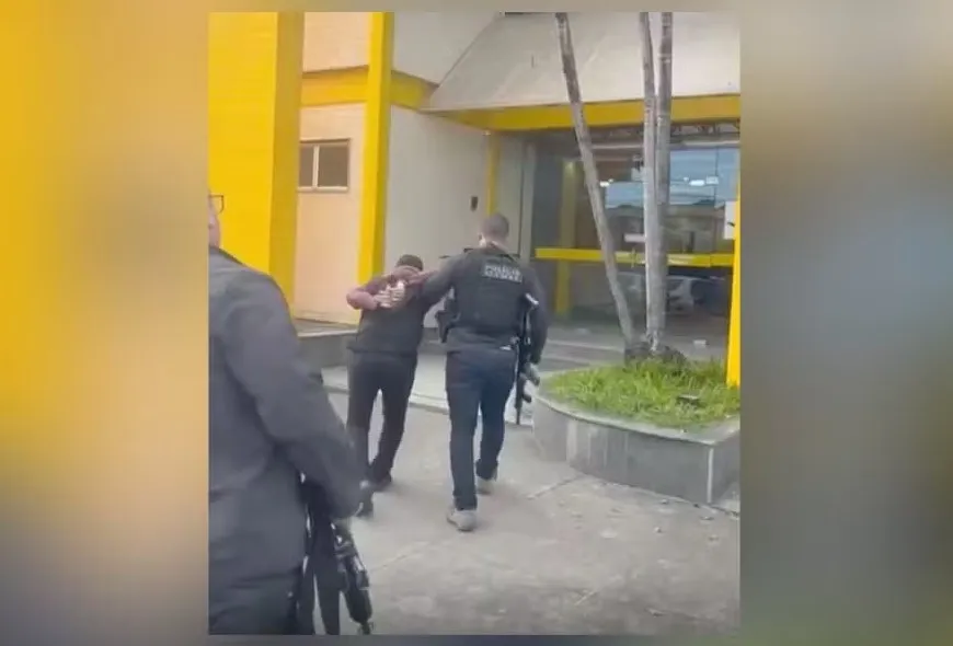 Homem tentou chantagear a menina ameaçando mostrar suas fotos íntimas