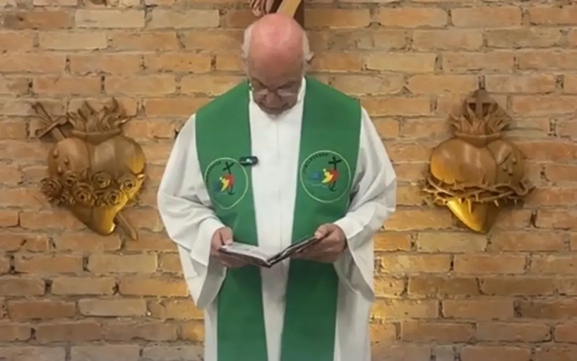 Padre Júlio Lancellotti celebra missa em São Paulo