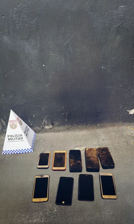 Durante a abordagem, pai e filho foram flagrados com nove celulares no interior do carro