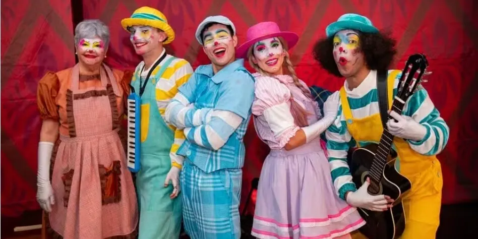 ntegrantes do espetáculo 'Ciranda Cirandinha', realizado no Pequeno Grande Circo Brasil, em Nova Iguaçu