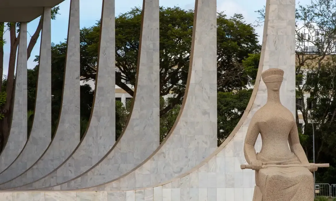 O direito ao afastamento do trabalho para vítimas de violência doméstica, sem prejuízo do salário, por até seis meses, é garantido pela Lei Maria da Penha