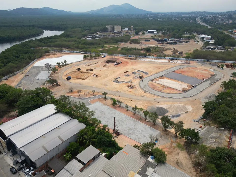 As intervenções estão acontecendo no local e parte da estrutura onde vai ser a pista de atletismo já está ganhando forma