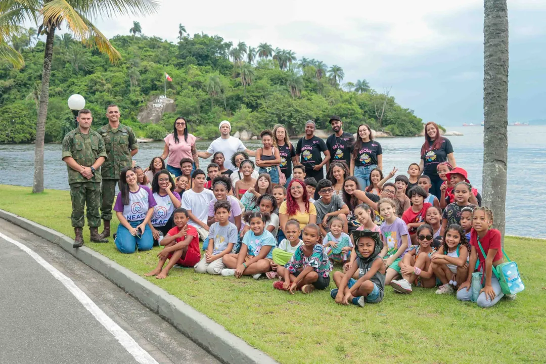 Visita à Ilha das Flores teve como objetivo propiciar aos participantes a possibilidade de conhecer a estrutura de uma base naval e sua história