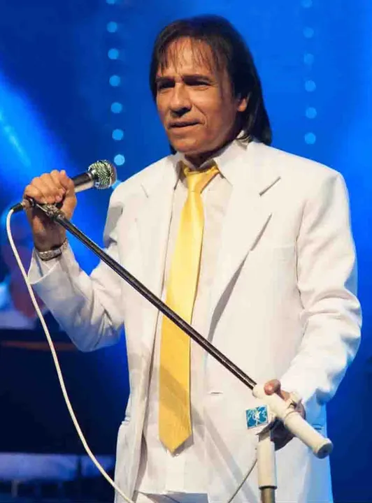 O cantor Carlos Evanney, cover oficial do “Rei”, sobe ao palco da Praça de Alimentação, das 19h às 21h