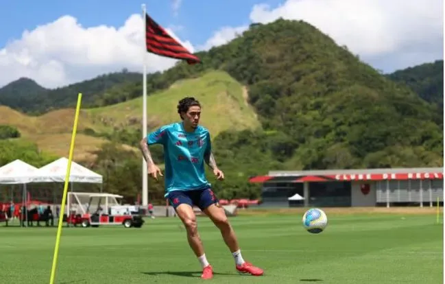 Pedro inicia treinamento com bola para retornar aos gramados