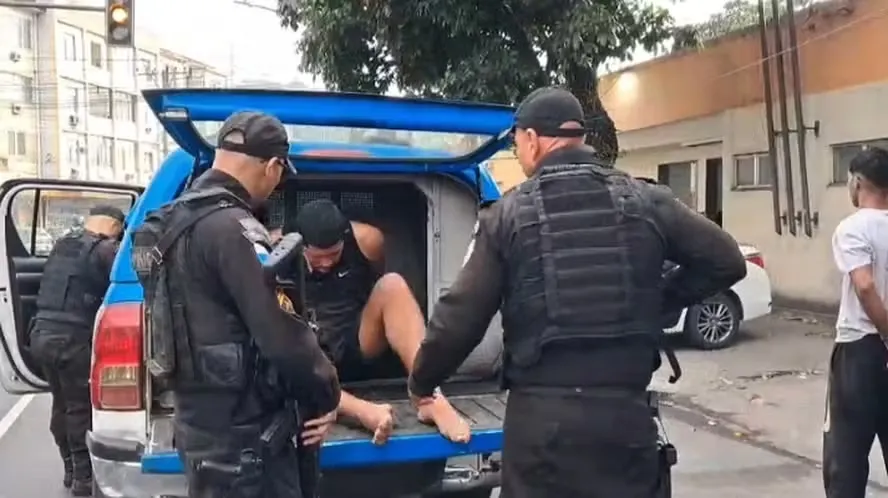Fuzil, pistola e drogas foram apreendidas