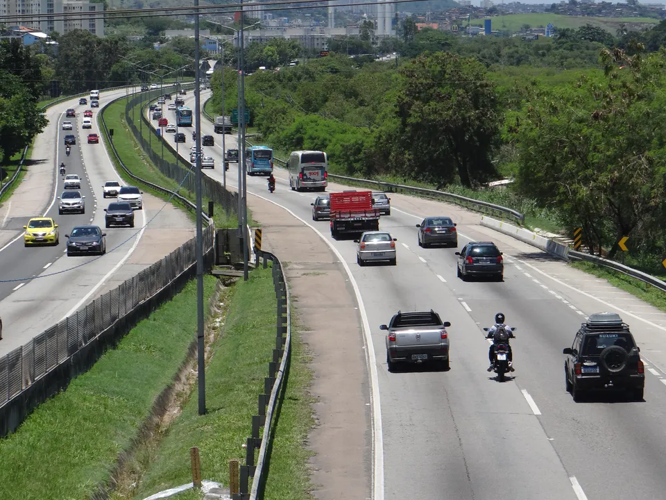 Linhas de cafifa com material cortante causam riscos aos motociclistas que trafegam na BR-101