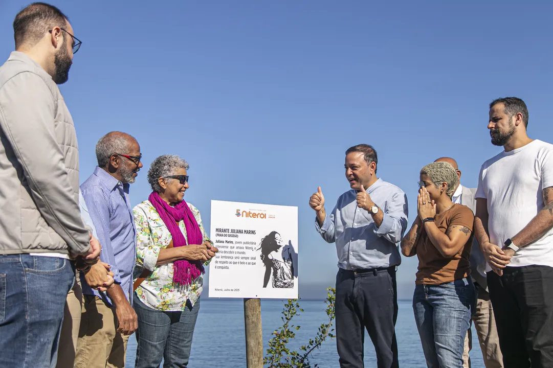 Cerimônia de inauguração da placa em homenagem a Juliana Marins, no mirante que carrega seu nome na Praia do Sossego