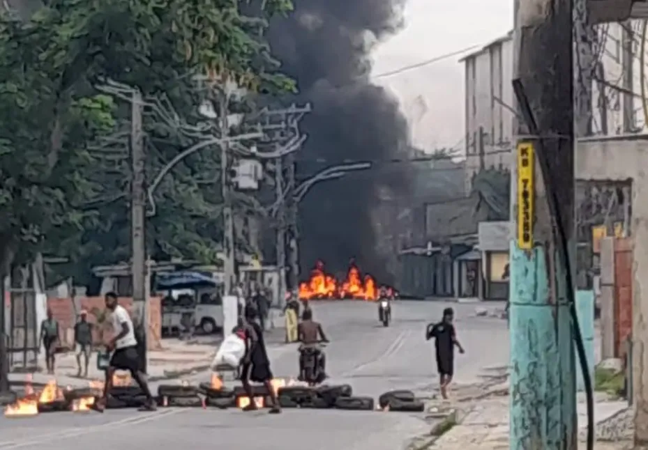 Barricadas bloquearam acessos da região de Costa Barros na manhã nesta sexta-feira