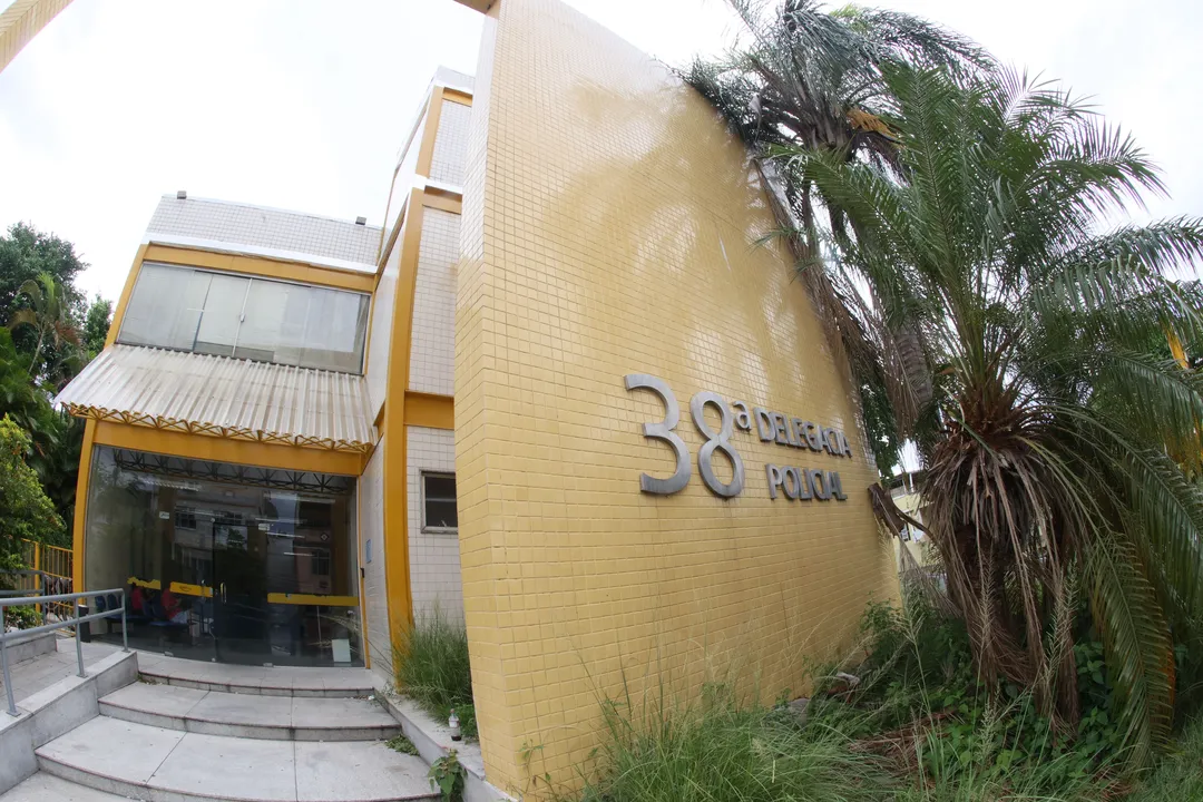 Policiais desarticularam esquema ilegal de exploração de TV por assinatura em Cordovil, na Zona Norte