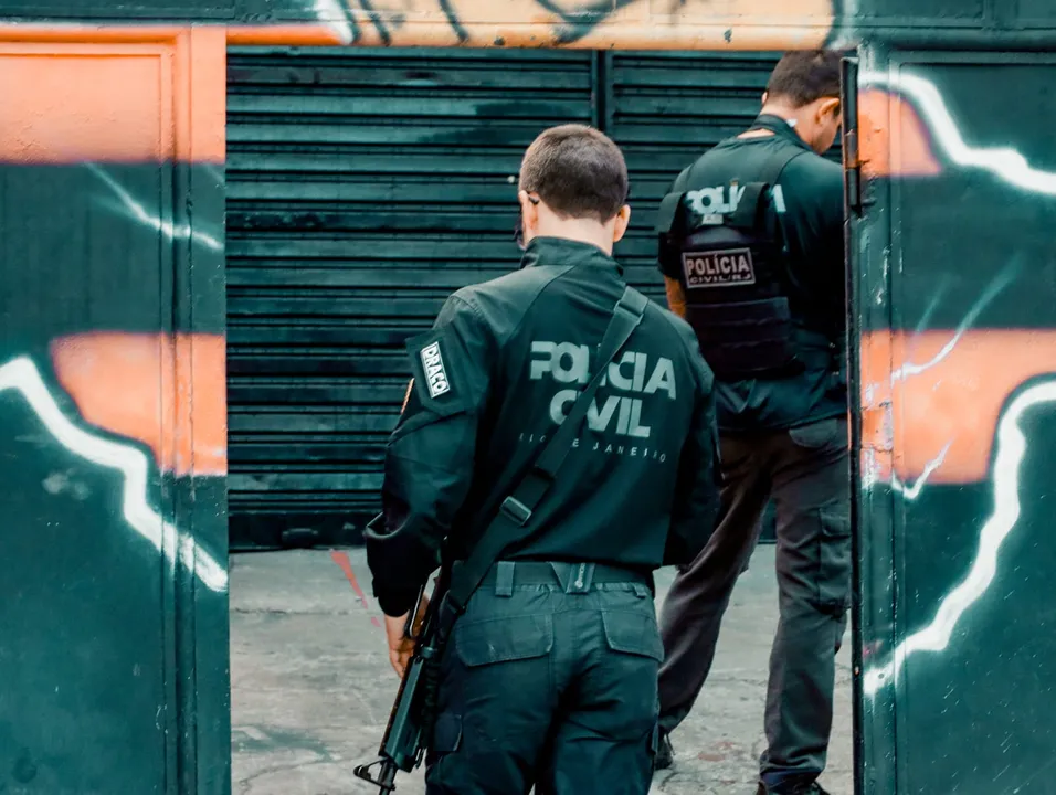 Até o momento, um homem foi preso em flagrante após entrar em confronto com os agentes
