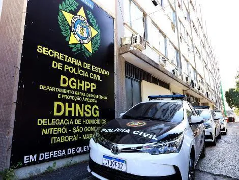 Policiais civis da Delegacia de Homicídios de Niterói, São Gonçalo e Itaboraí (DHNSG) realizaram a prisão