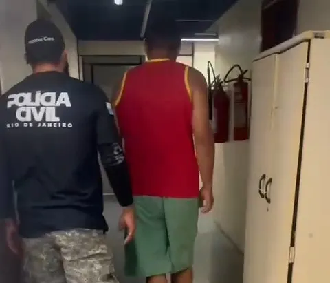Durante as agressões, ele ainda proferiu xingamentos contra a vítima