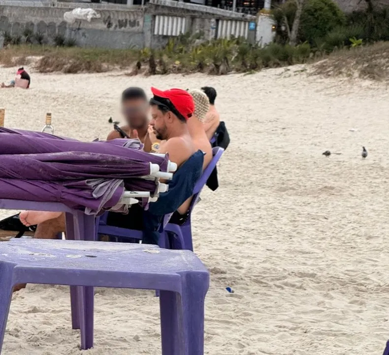 Eberson (boné vermelho), minutos antes de ser abordado por policiais civis em praia de Niterói