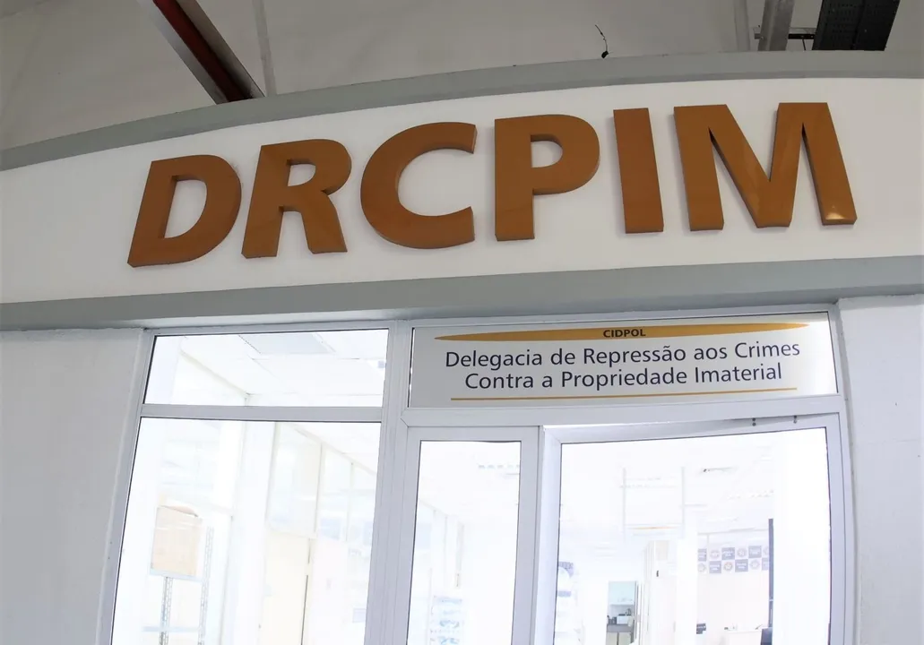 A prisão foi efetuada por policiais da Delegacia de Repressão aos Crimes Contra a Propriedade Imaterial