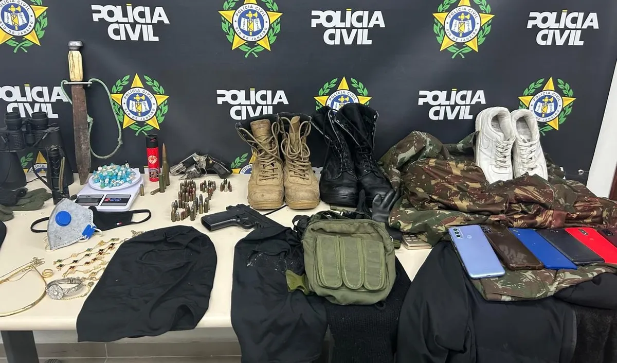 Os policiais civis também apreenderam uma carga de drogas