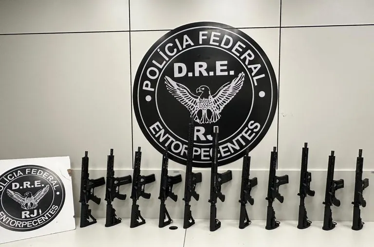 Ao todo, foram apreendidos oito fuzis calibre 5.56 e três fuzis calibre 7.62, além dos veículos utilizados no transporte das armas