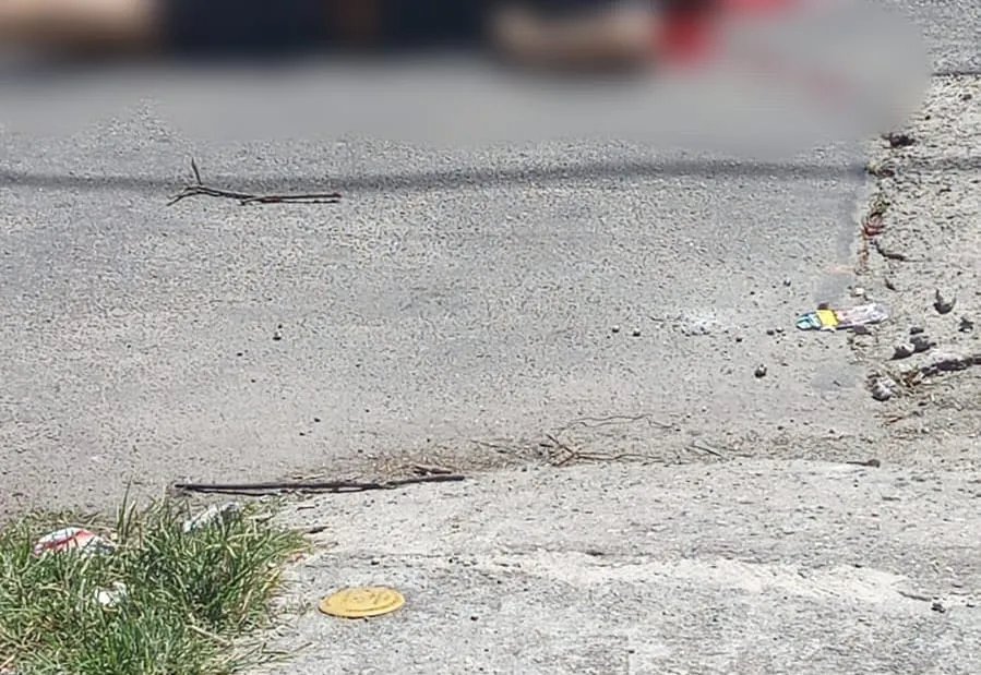 Ele foi atingido no meio da rua, em plena luz do dia