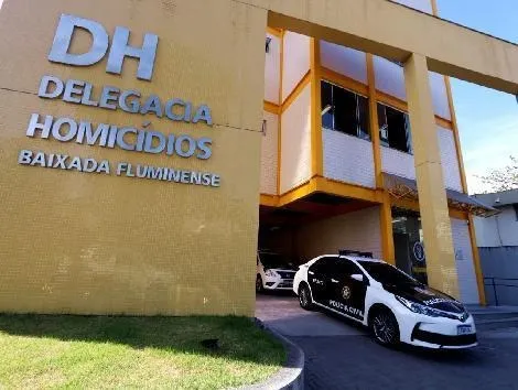 Policiais da Delegacia de Homicídios da Baixada Fluminense (DHBF) apuram possível execução de traficante