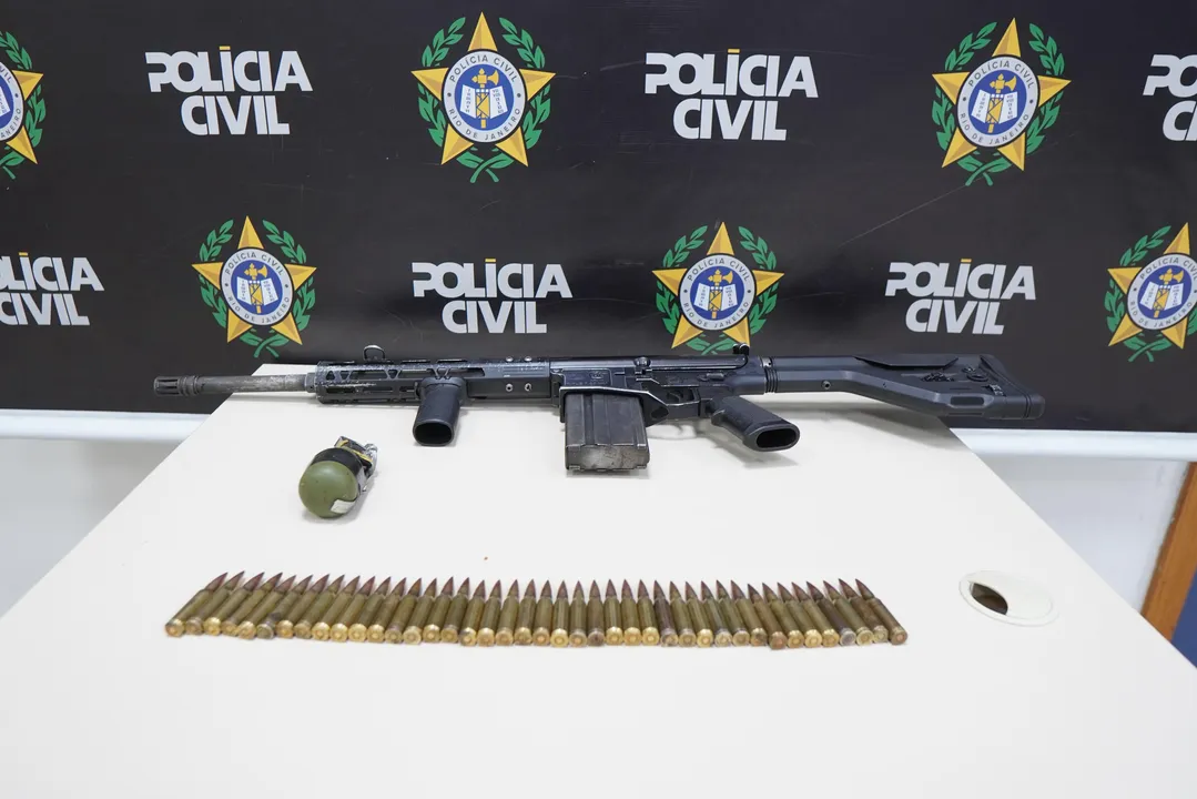 As investigações revelaram uma organização criminosa altamente estruturada e armada, sob a liderança de Álvaro Malaquias Santa Rosa, o “Peixão”