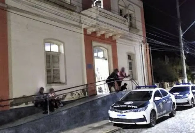 No fuzil apreendido com o preso havia inscrições fazendo alusão à facção criminosa