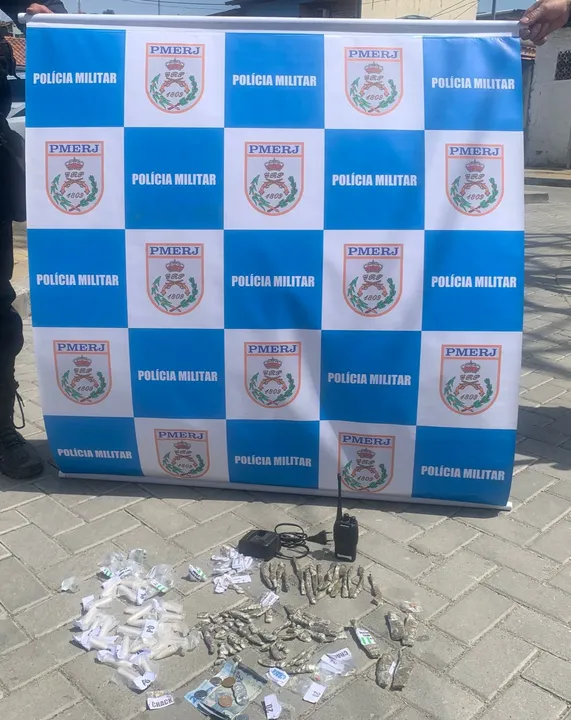Polícia prendeu os dois suspeitos por tráfico de drogas no Complexo da Viradouro, em Niterói