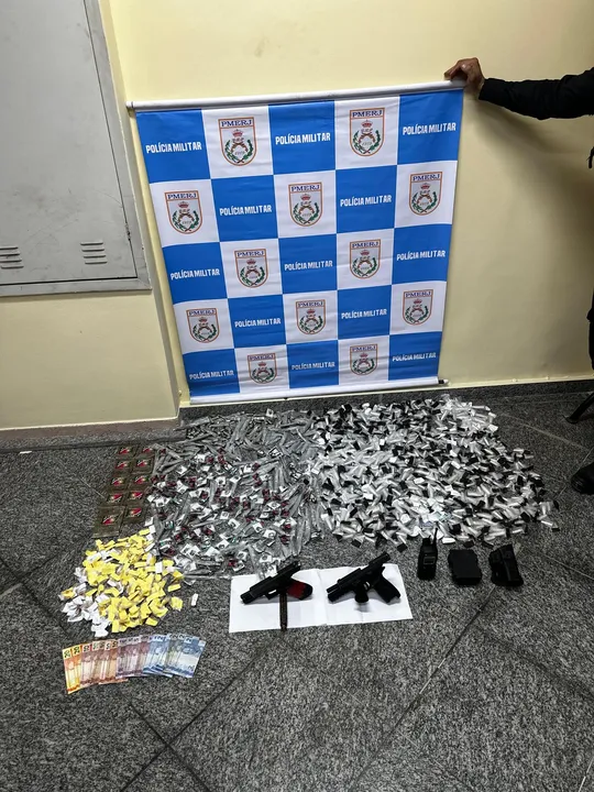 A PM apreendeu duas pistolas e grande quantidade de drogas