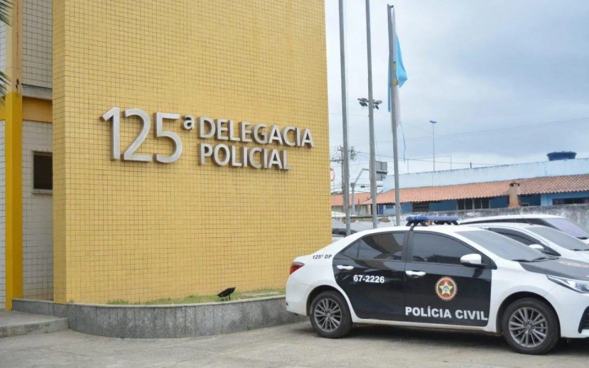 Mulher foi presa por policiais da 125ª DP