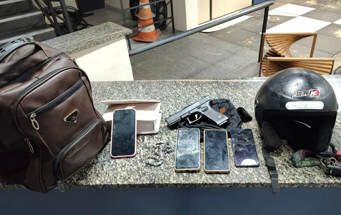 Com o criminoso os policiais também aprenderam 4 aparelhos celulares, 1 bolsa, 1 mochila, 1 cordão e 1 simulacro de pistola