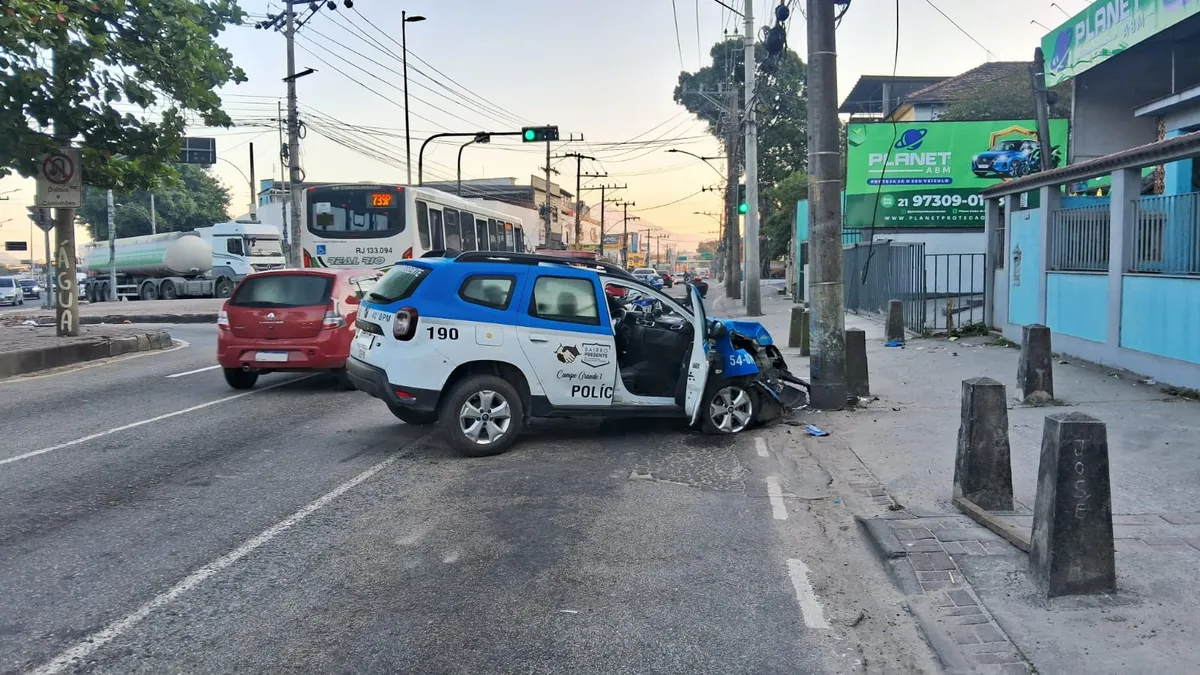 Nas redes sociais, circula uma imagem que mostra o estado em que a viatura ficou após o acidente