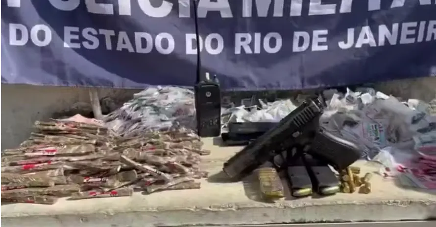 O material apreendido pelos PMs na comunidade do Barbante