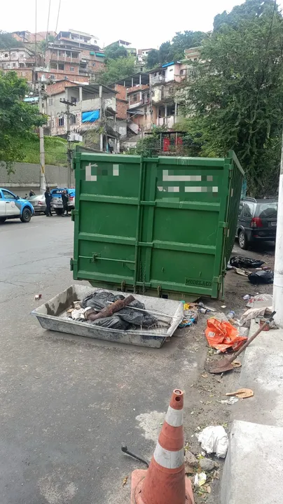 Caçamba encontrada no local com materiais recicláveis, além de ferros e alumínio