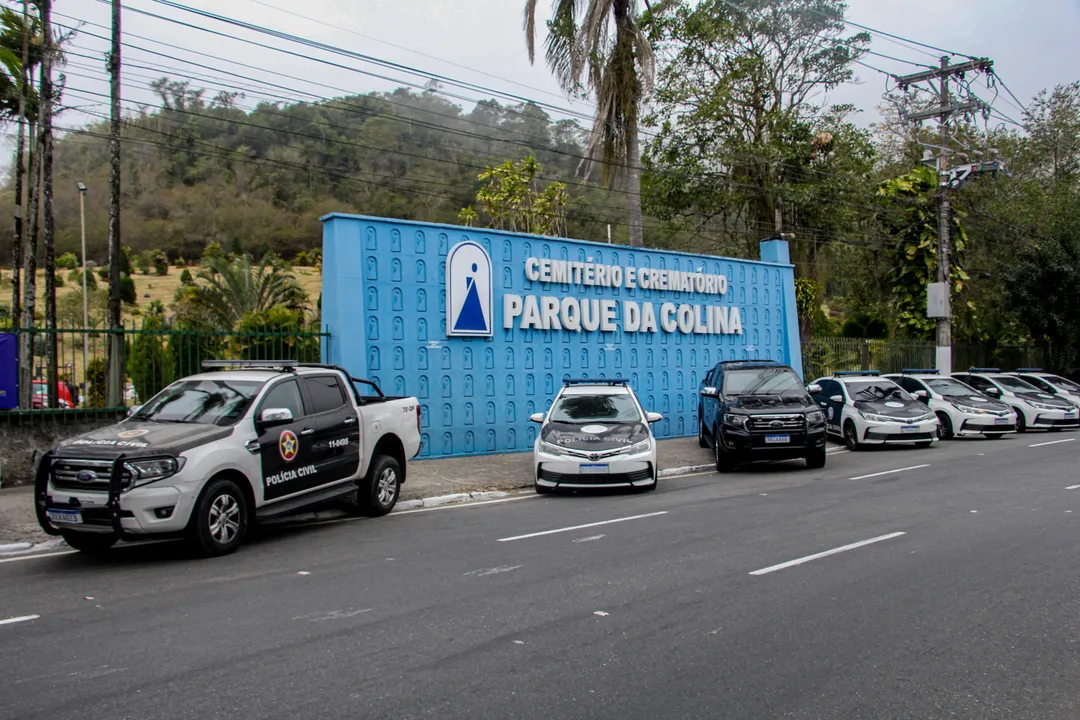 Dezenas de policiais civis e militares estiveram no cemitério Parque da Colina para despedida nesta terça (06)