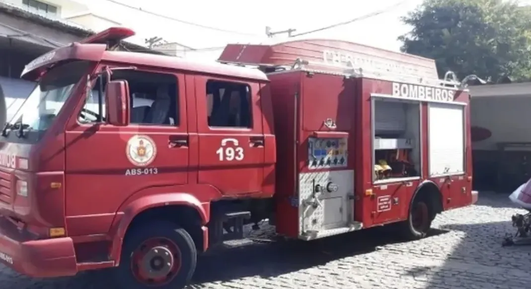 O funcionário foi socorrido pelo Corpo de Bombeiros para o Hospital estadual Alberto Torres