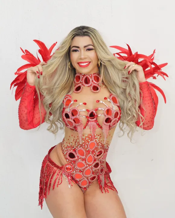 Biomédica, mãe e empresária do ramo da beleza, Débora também construiu um caminho respeitável no carnaval carioca