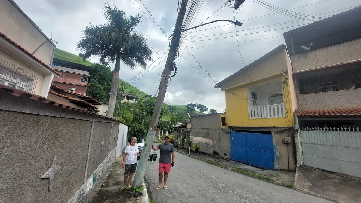 Poste em condição precária gera transtornos a moradores do Barro Vermelho