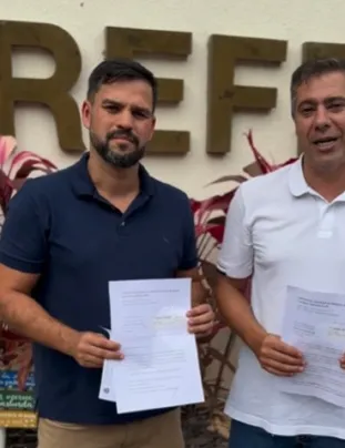 Prefeito e vice-prefeito anunciaram que os cortes ocorrem em meio à crise financeira enfrentada pelos servidores públicos